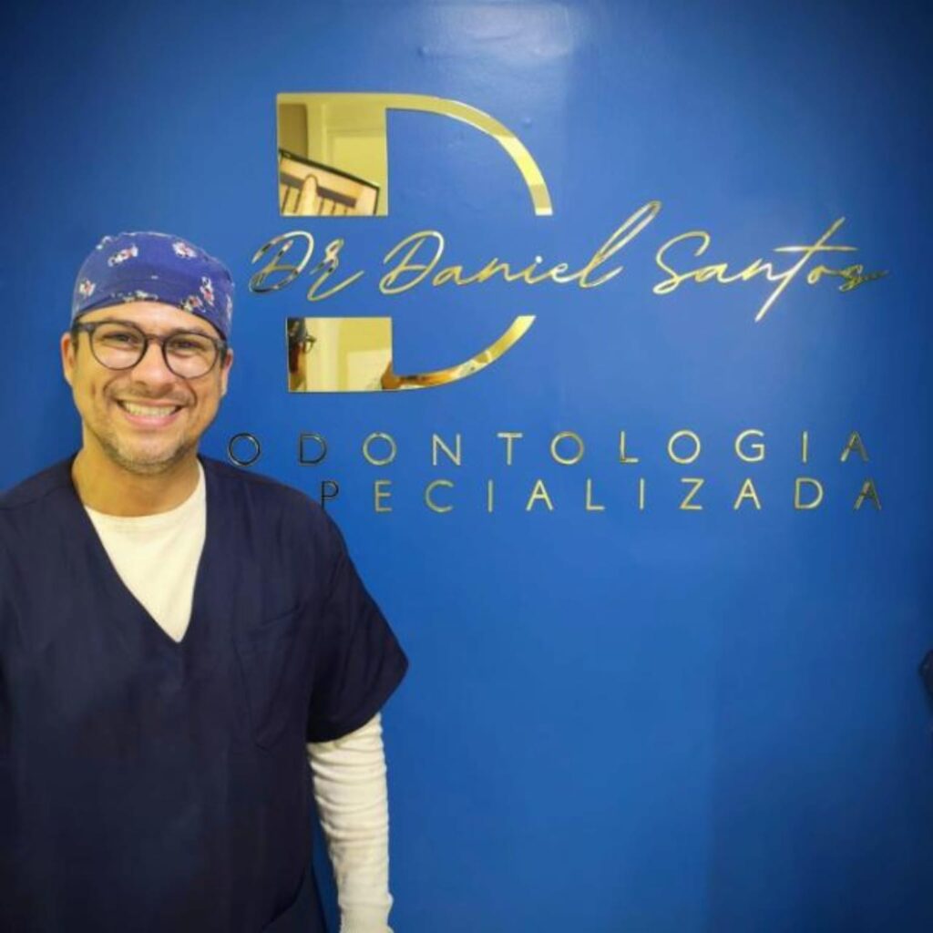 Dr. Daniel Santos em consultório odontológico especializado em Petrópolis