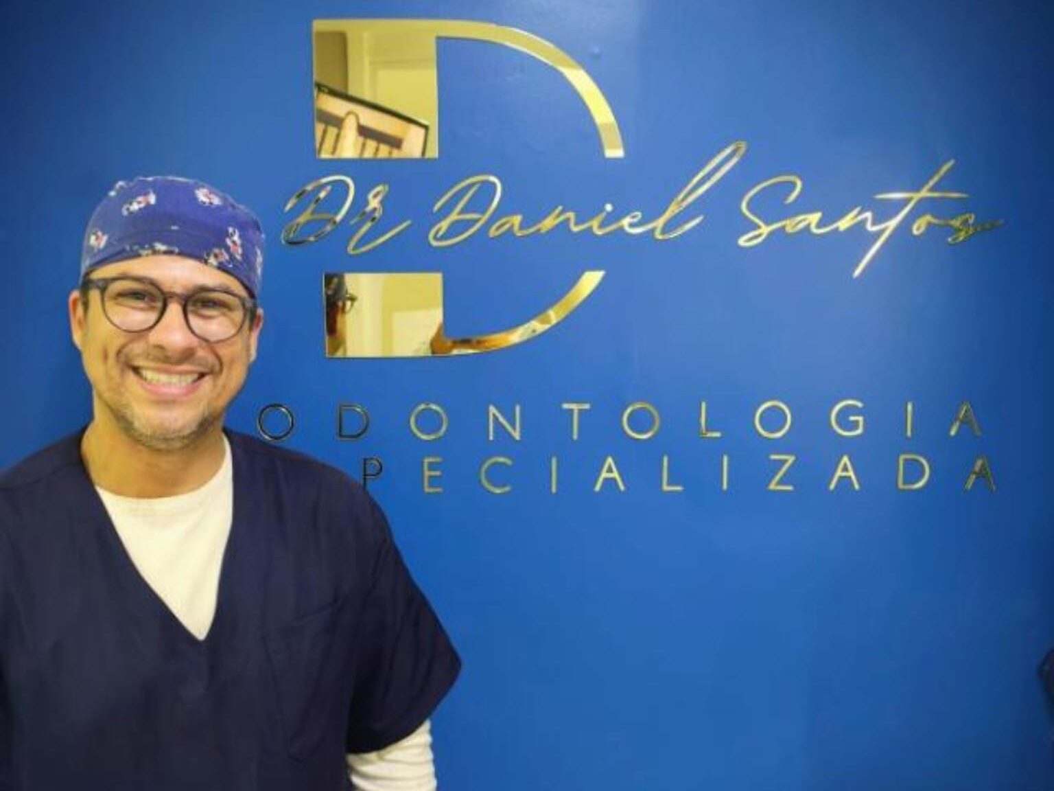Dr. Daniel Santos em consultório odontológico especializado em Petrópolis